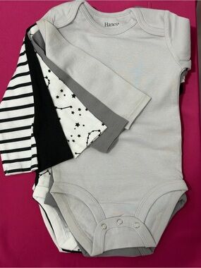 Hanes Flexy Fit Set of 5 Long Sleeve Onesies in Gray/Black & White 12-18M    NWT